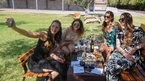 Guarda 14 | Andrea, Eugenia, Ivanna y Celeste quisieron atesorar con una selfie lo vivido en una tarde diferente / Mariana Villa