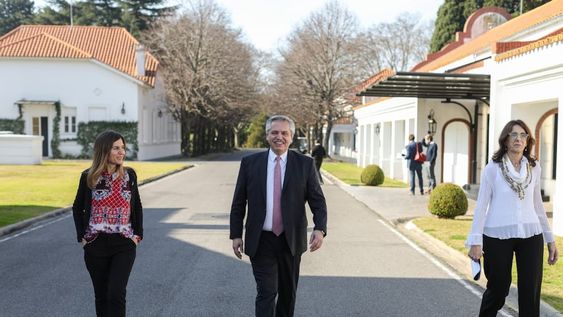 Caminata. Fernanda Raverta (Anses), Alberto Fernández, y María Eugenia Bielsa (Desarrollo Territorial y Hábitat), caminan por la residencia de Olivos antes del relanzamiento. Foto: Presidencia de la Nación