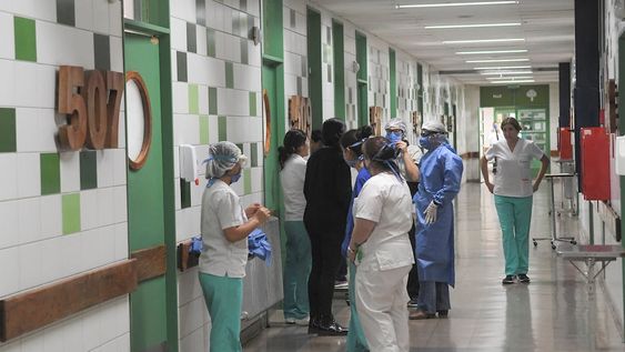 Personal sanitario durante una charla informal en un pasillo del hospital Central. Algunas áreas de este centro asistencial está trabajando al 60%.