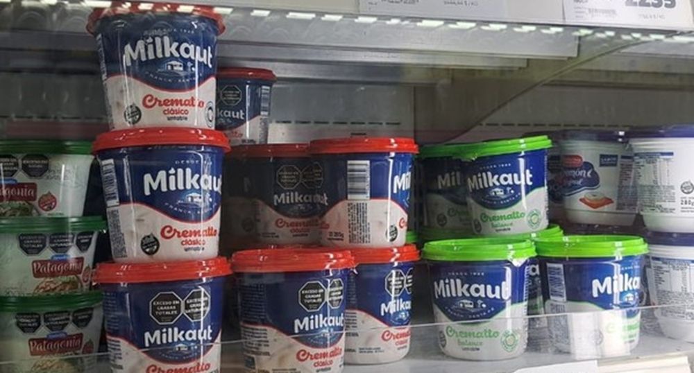 Los potes de queso crema pueden ser maravillosos adornos.