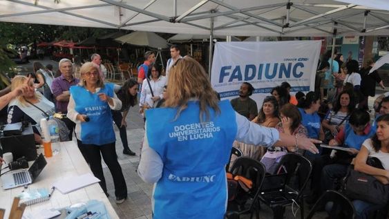 Docentes universitarios de la UNCuyo realizan hoy acciones en Mendoza en reclamo por el presupuesto para su mantenimiento y el atraso salarial. - Archivo / Los Andes