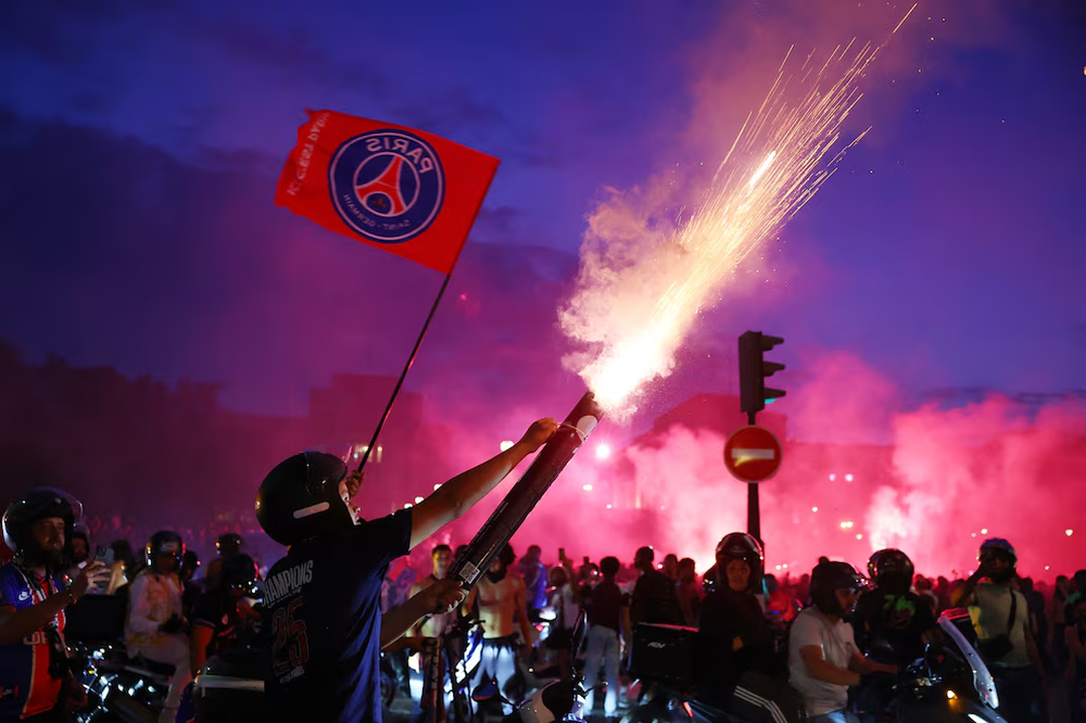 Miles de aficionados se congregaron en el estadio&nbsp;Parque de los Príncipes&nbsp;y en los alrededores para observar el encuentro y se produjeron enfrentamientos con la policía.