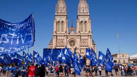 Según los involucrados, el dinero era para el transporte de militantes K que acudieron a un acto por los ocho años de pontificado del papa Francisco - Twitter @movimientoevita