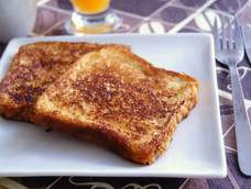 Merienda fácil prepara una opción dorada en sartén con pan y huevo, sin usar leche.