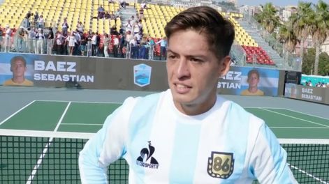 Sebastián Báez le ganó 7-5 y 7-6 a Sonego por la primera ronda del ATP 250 de Napoli y festejó su victoria con una camiseta de Diego Maradona.