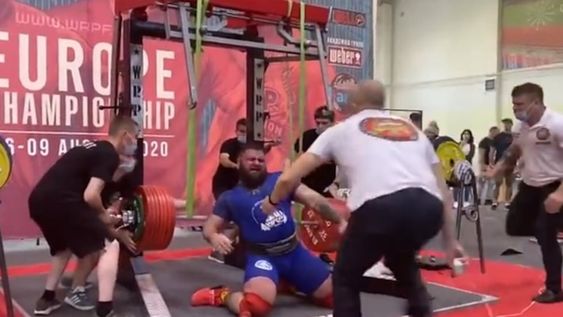 El escalofriante momento en que el levantador de pesas profesional ruso A se rompió las rodillas a causa de levantar 400 kilos. / Gentileza.