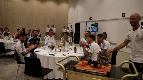 Mascherano festejó su cumpleaños en la concentración argentina