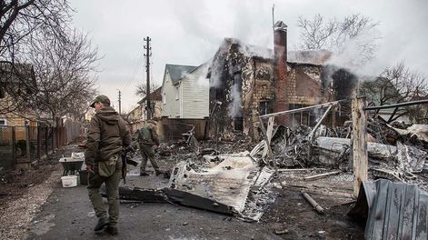 Los Andes | Militares ucranianos caminan frente a los fragmentos de un avión derribado visto en Kiev. (AP Photo)