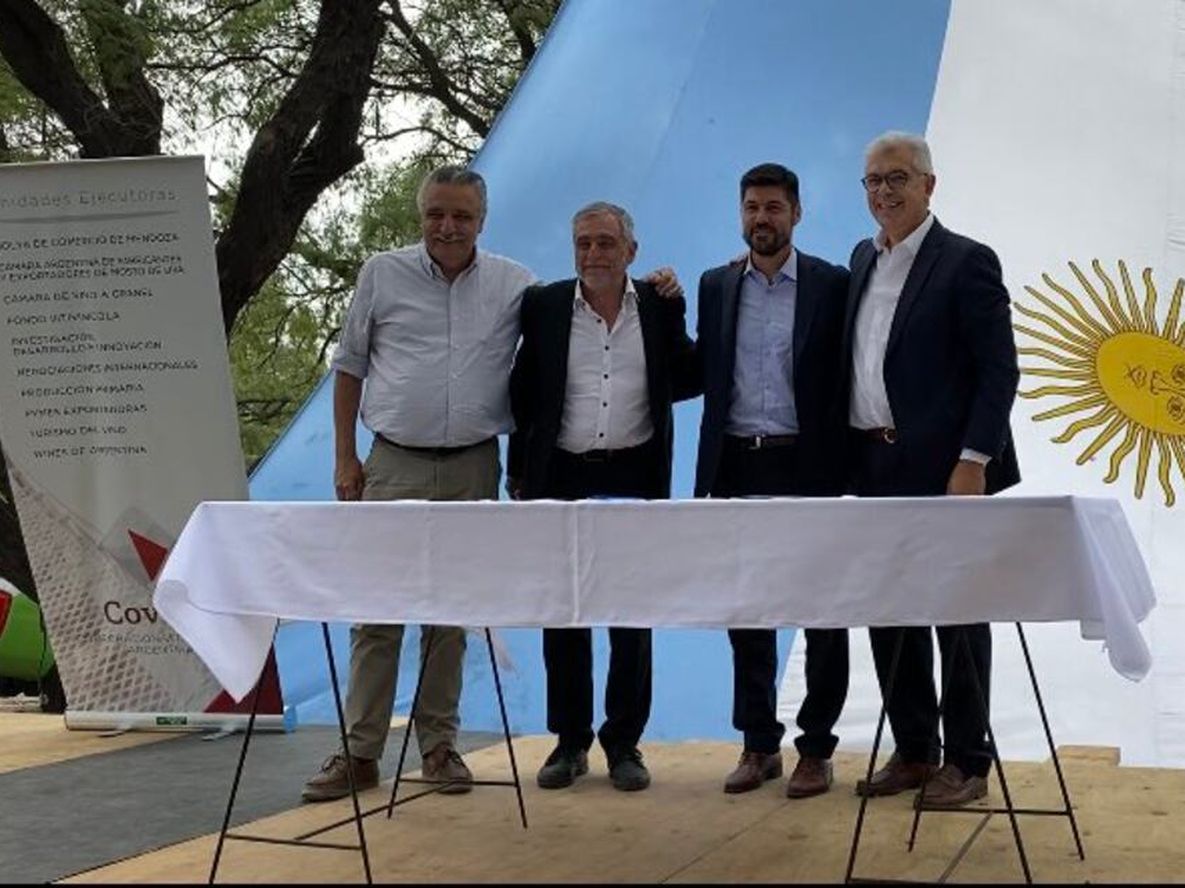 En el INTA se firmó un convenio para que en todos los oasis del país se pueda acceder a los servicios de internet, telefonía fija y móvil, radio, postales y televisión. Foto: Gentileza Acovi