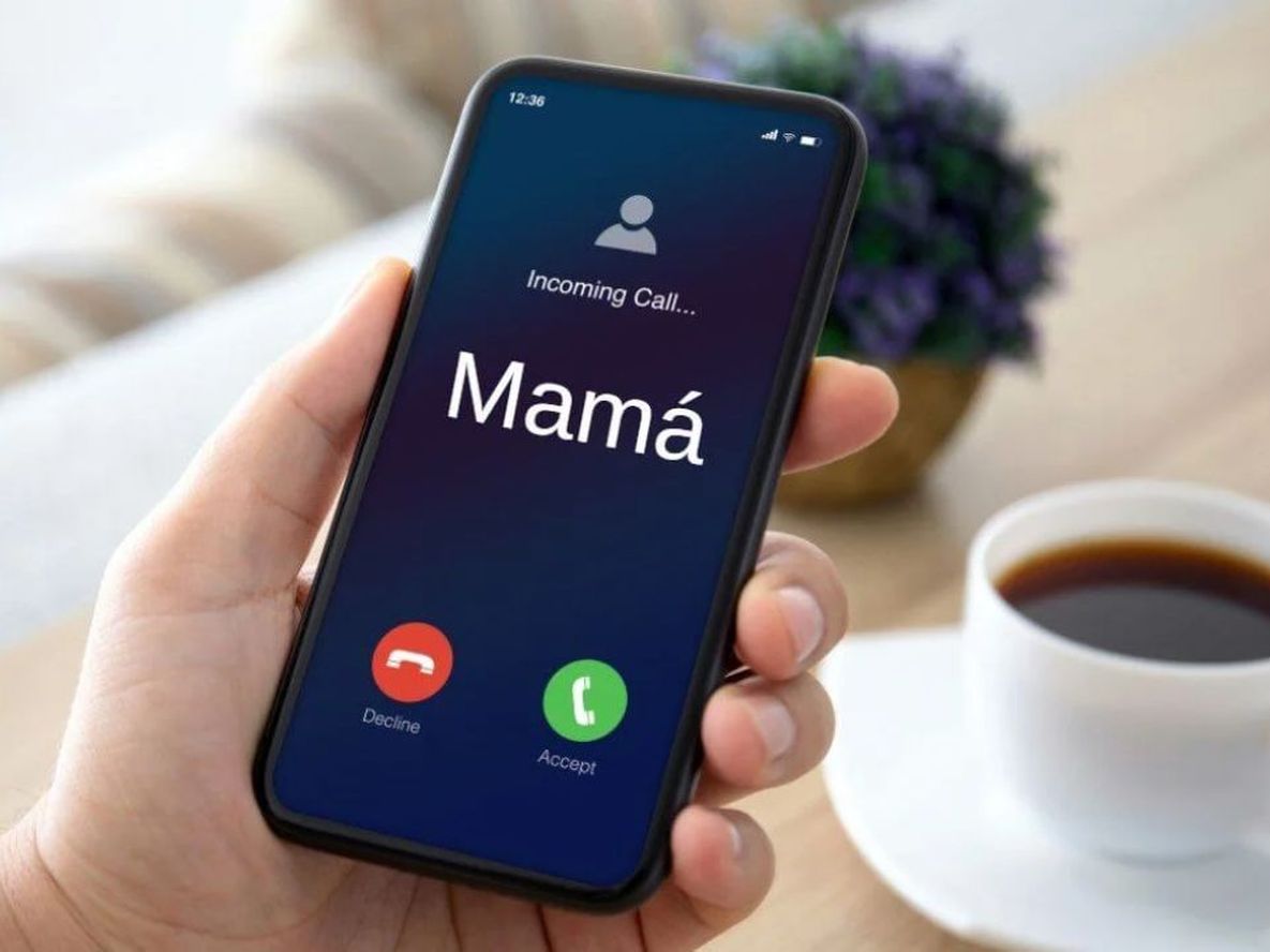 Se olvidó de colgar el teléfono y su hija escuchó una inesperada confesión.