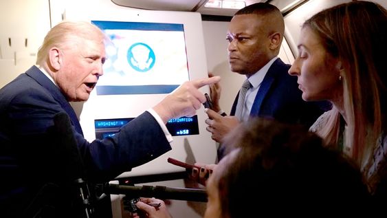 Trump insultó a una periodista en medio de la presión por revelar los archivos de Epstein