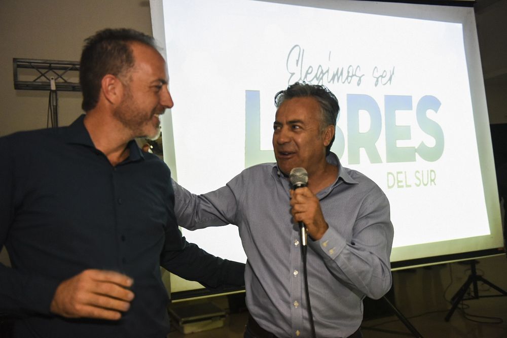 El gobernador, Alfredo Cornejo, junto al dirigente de Libres del Sur, Ernesto Mancinelli. 