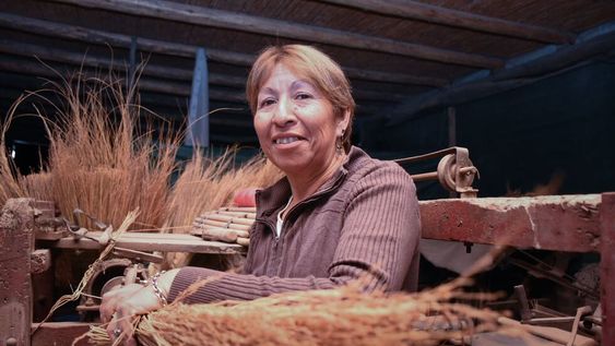 Patricia actualmente está al frente de la producción de escobas y otros elementos de limpieza tradicionales en la provincia. La ayudan su hija y una amiga. / Mariana Villa