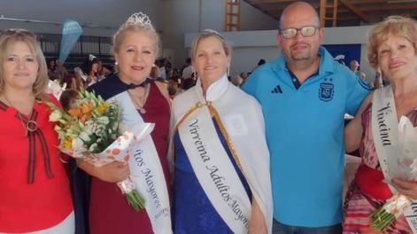 La reina y la virreina de adultos mayores de Maipú 2022-2023, en el momento de la coronación.