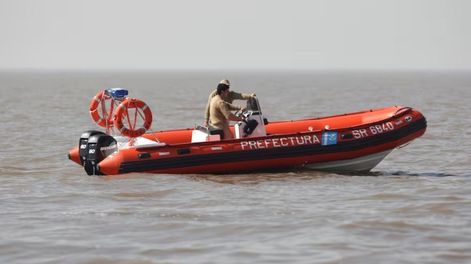 Buscan a dos kayakistas que desaparecieron tras ingresar al mar en Santa Teresita.