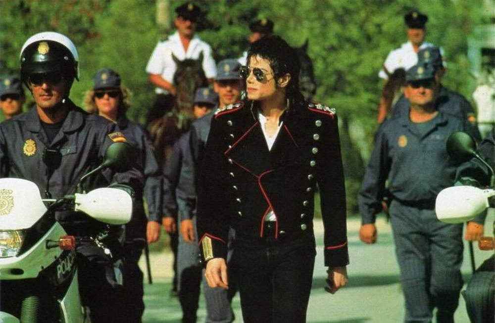 La Policía española se suma a la fiebre #MichaelJackson y publica un curioso video inédito