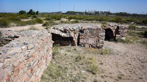 Los Andes | Cultura del agua. Lo que se conserva de esta construcción, hecho en el tiempo en que esta región era parte del Imperio Español, se mantiene a la espera de su puesta en valor. Foto: Nicolás Ríos / Los Andes.