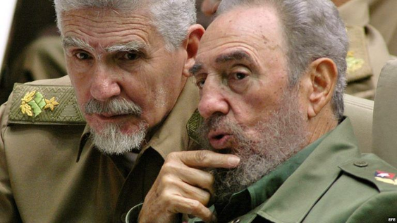 Ramiro Valdés y Fidel Castro. (archivo)