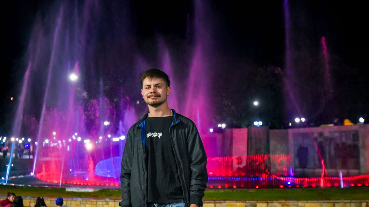 Entrenador de fuentes: el joven que pone a danzar a las aguas de la plaza Independencia