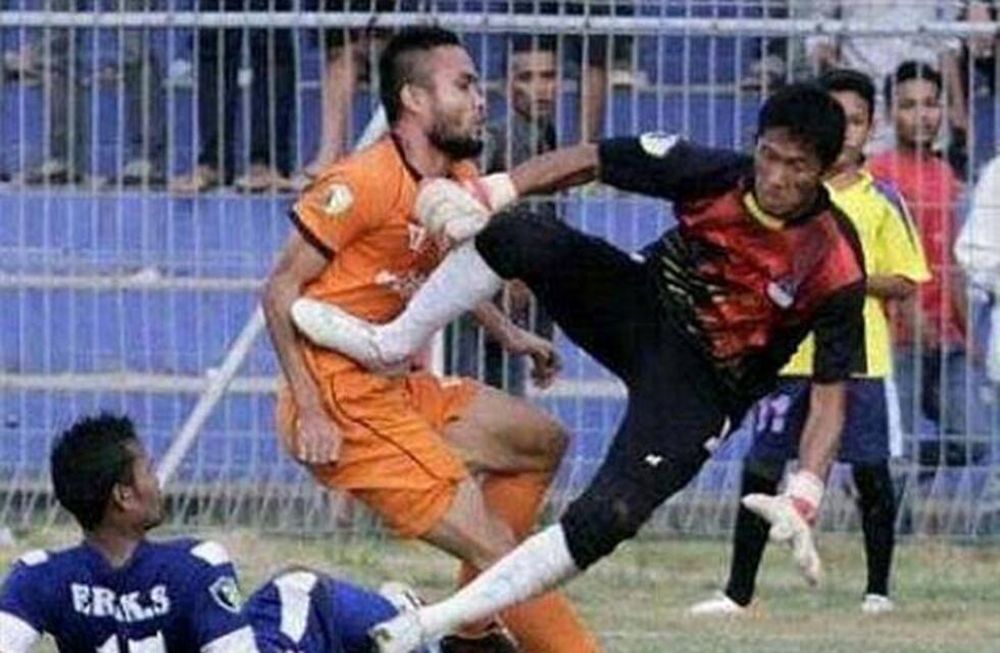 La patada que mató a un jugador, lo peor del fútbol en 2014
