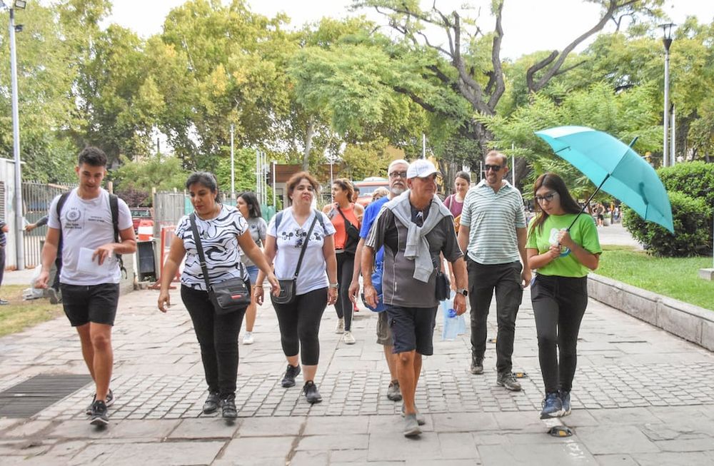 Free Walking Tours por la Ciudad de Mendoza.  Una caminata que comienza en la principal plaza de la ciudad y termina en las ruinas testigos de la iglesia de San Francisco. La guia turistica de la municipalidad de capital cuenta el origen de La Alameda y la biblioteca Gral San Martin. Fotos: Mariana Villa / Los Andes