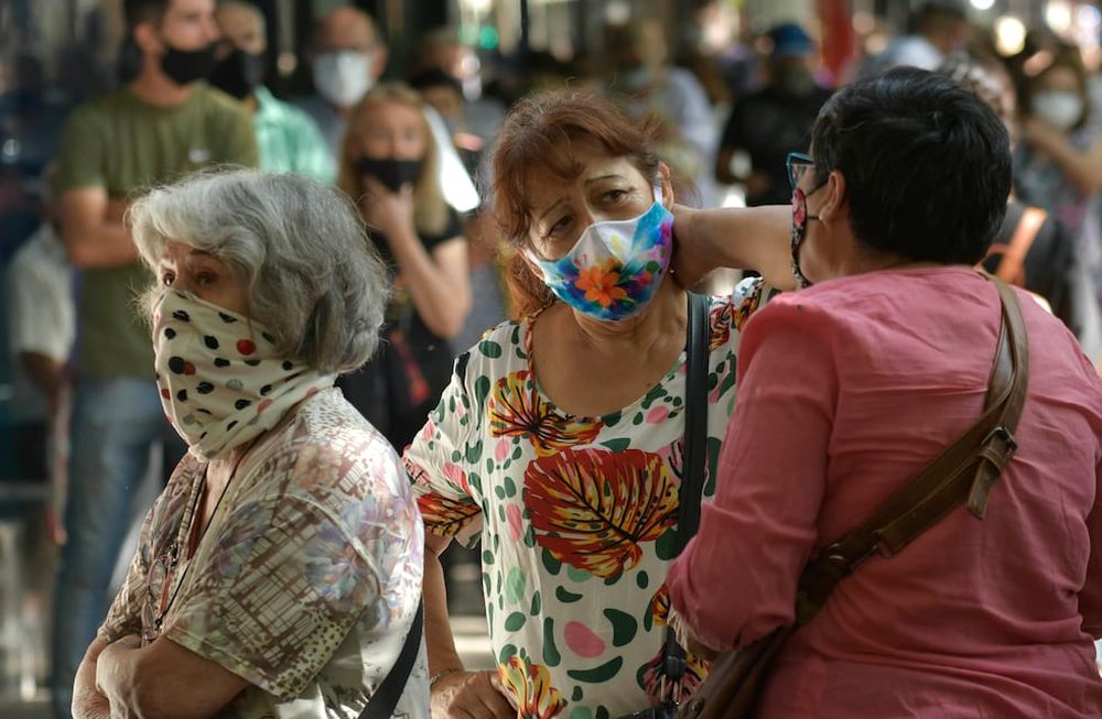 El bono para jubilados y pensionados alcanza a quienes cobran hasta $30.856, por lo que los beneficiarios percibirán como máximo en abril y mayo, $32.356 cada mes. Foto: Orlando Pelichotti.