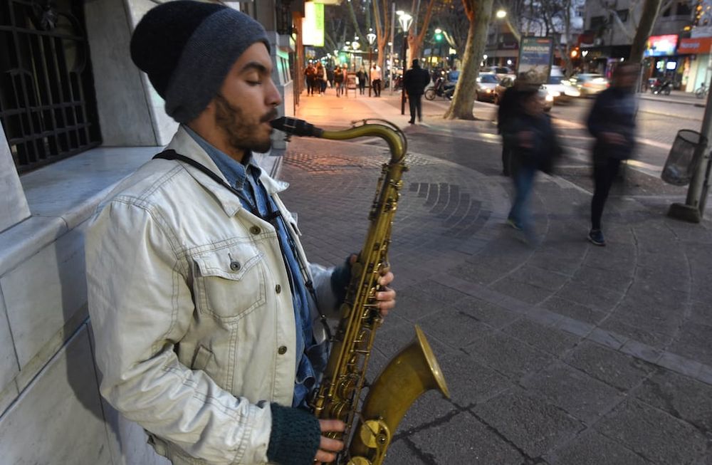 La intención es tener un relevamiento de los artistas que se presentan en las calles capitalinas, así como de las talentosas personas y grupos que las interpretan.