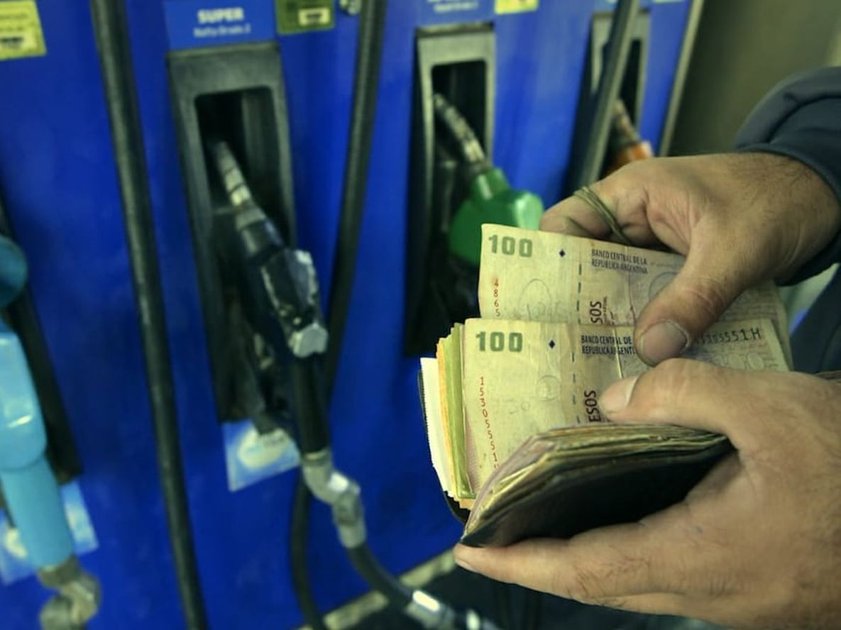 Los combustibles registran aumentos permanentes, en una repetición que ya no causa sorpresa pero sí indignación. Foto: Orlando Pelichotti
