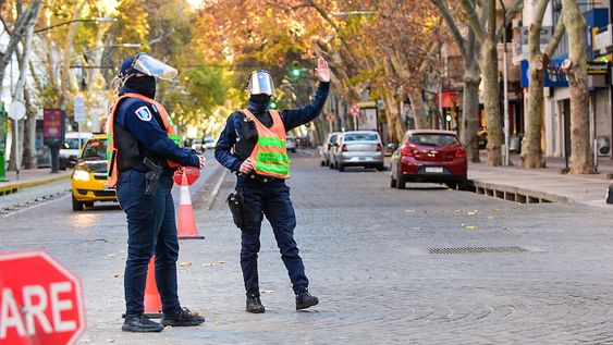 Especialistas opinan que un confinamiento puede volver a aplicarse para bajar los contagios porque el que pasó no fue significativo. Foto: Mariana Villa / Los Andes