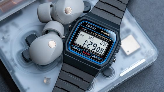 El clásico Casio F-91W se moderniza con Bluetooth, podómetro y sensor de temperatura, manteniendo su icónica estética retro. El clásico Casio F-91W se moderniza con Bluetooth, podómetro y sensor de temperatura, manteniendo su icónica estética retro.