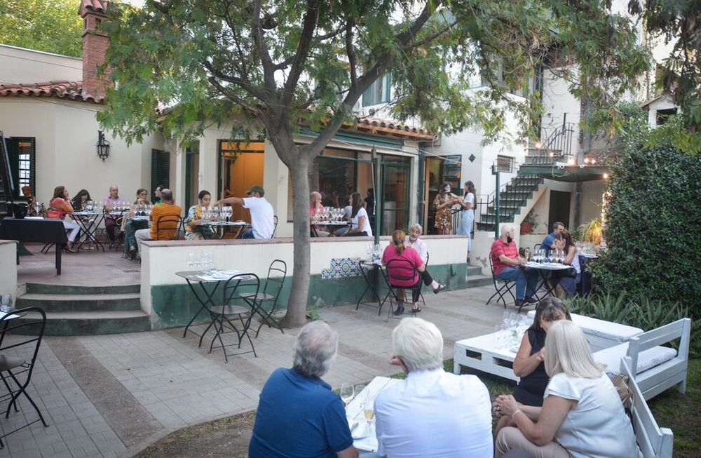 Los jardines de Patio Lorenza se convirtieron en la cita ideal para los que deseaban distenderse en compañía del buen vino / Nicolás Ríos