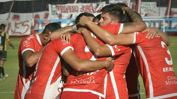 El Cruzado goleó a Deportivo Madryn. / Orlando Pelichotti