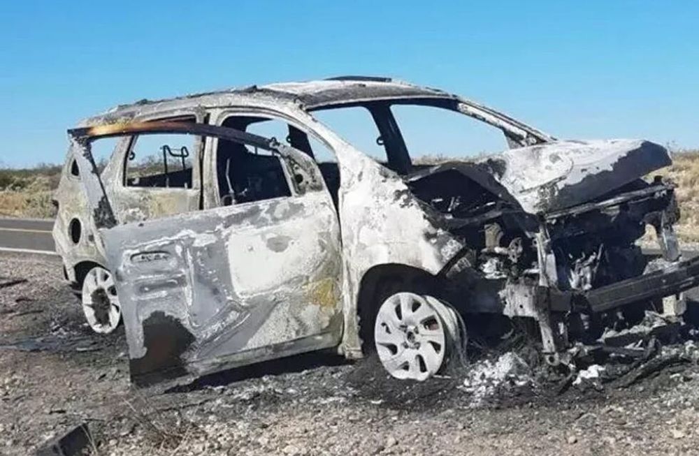 Un nene de 7 años bajó del auto, cruzó la ruta y murió atropellado por un vehículo que se prendió fuego por el impacto.