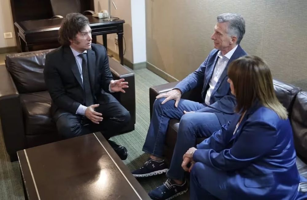 Milei con Macri y Bullrich tras ganar las elecciones.