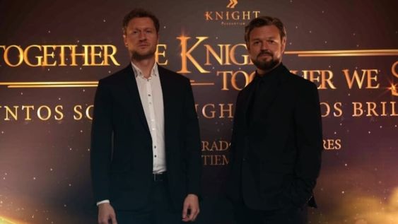 La investigación de la presunta megaestafa piramidal a más de 20 mil vecinos de San Pedro busca saber quién contrató a los actores que se hicieron pasar por CEO de la Fundación Knight Consortium.