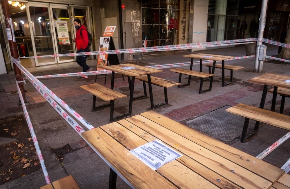 Imagen del  22 de mayo de 2021 durante el retorno a la Fase 1 en Mendoza. Mesas de Burger King de la calle San Martin cerradas con cinta de peligro. Foto: Ignacio Blanco / Los Andes