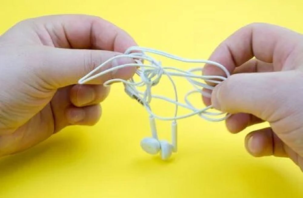 ¿Por qué los cables de los auriculares se enredan todo el tiempo? Esto respondió la inteligencia artificial (Imagen ilustrativa / Web)