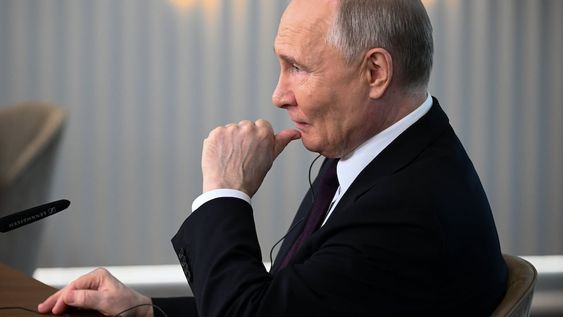 El presidente de Rusia Vladímir Putin escucha a la pregunta de un periodista durante un encuentro con altos mandos de las agencias de noticias internacionales en el marco del Foro Económico Internacional de San Petersburgo, el miércoles 5 de junio de 2024, en San Petersburgo, Rusia. (Vladimir Astapkovich, Sputnik, Kremlin Pool Photo vía AP)
