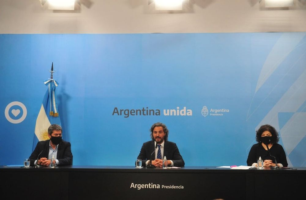 Matías Lammens, Santiago Cafiero y Carla Vizzotti durante la conferencia de prensa. / Clarín