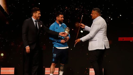 La Conmebol agasajó a la Selección Argentina por el Mundial de Qatar / EFE.
