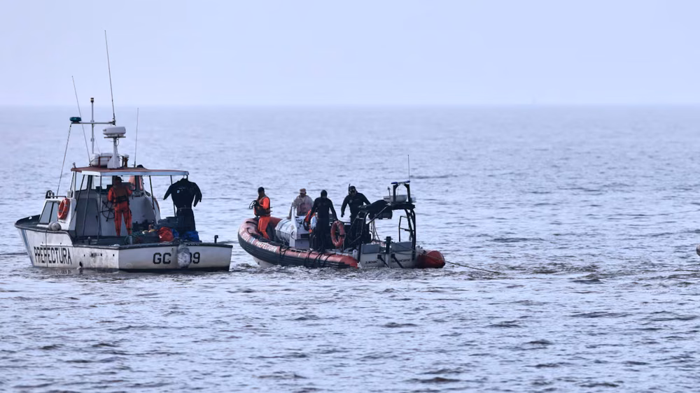 La búsqueda comenzó luego de que uno de los kayakistas se contactara con las autoridades avisándoles que no podían volver por el temporal en la costa. 