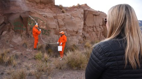 Limpieza de pintadas en las piedras al costado de la ruta 7, en Potrerillos. En el operativo estuvo la vicegobernadora Hebe Casado.