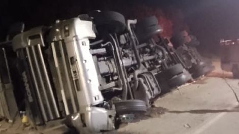 Los Andes | Accidente vial en Lavalle: un camionero volcó tras pisar la banquina (Gentileza X @MATIPASCUALETTI)