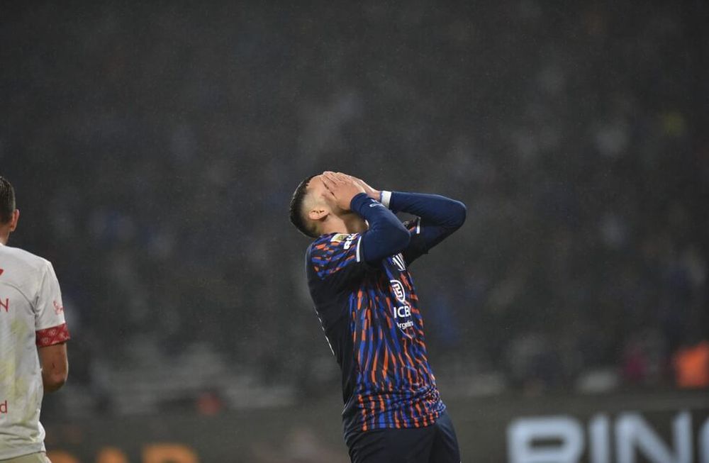 Nahuel Bustos se toma el rostro. Se acababa de perder el gol del triunfo ante Unión, en el final del partido. Terminó 0-0. (Javier Ferreyra / La Voz)