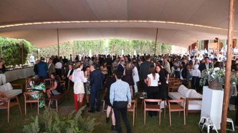 El encuentro del sábado dejó de llamarse “Almuerzo de las Fuerzas Vivas” y pasó a “Agasajo de la Vendimia”, un giro de época que adelantó el tono social y empresarial de los 90.&nbsp;