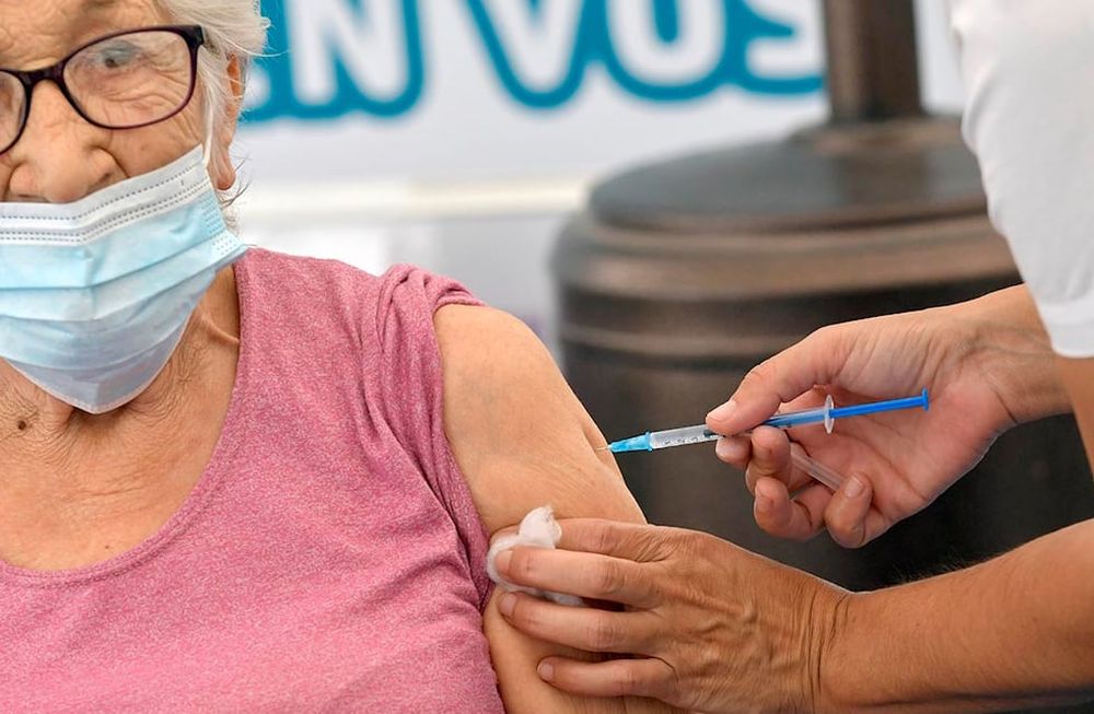 En el Vacunatorio de Campaña del Parque Benegas continúan vacunando a la población contra el Coronavirus. Foto: Orlando Pelichotti / Los Andes