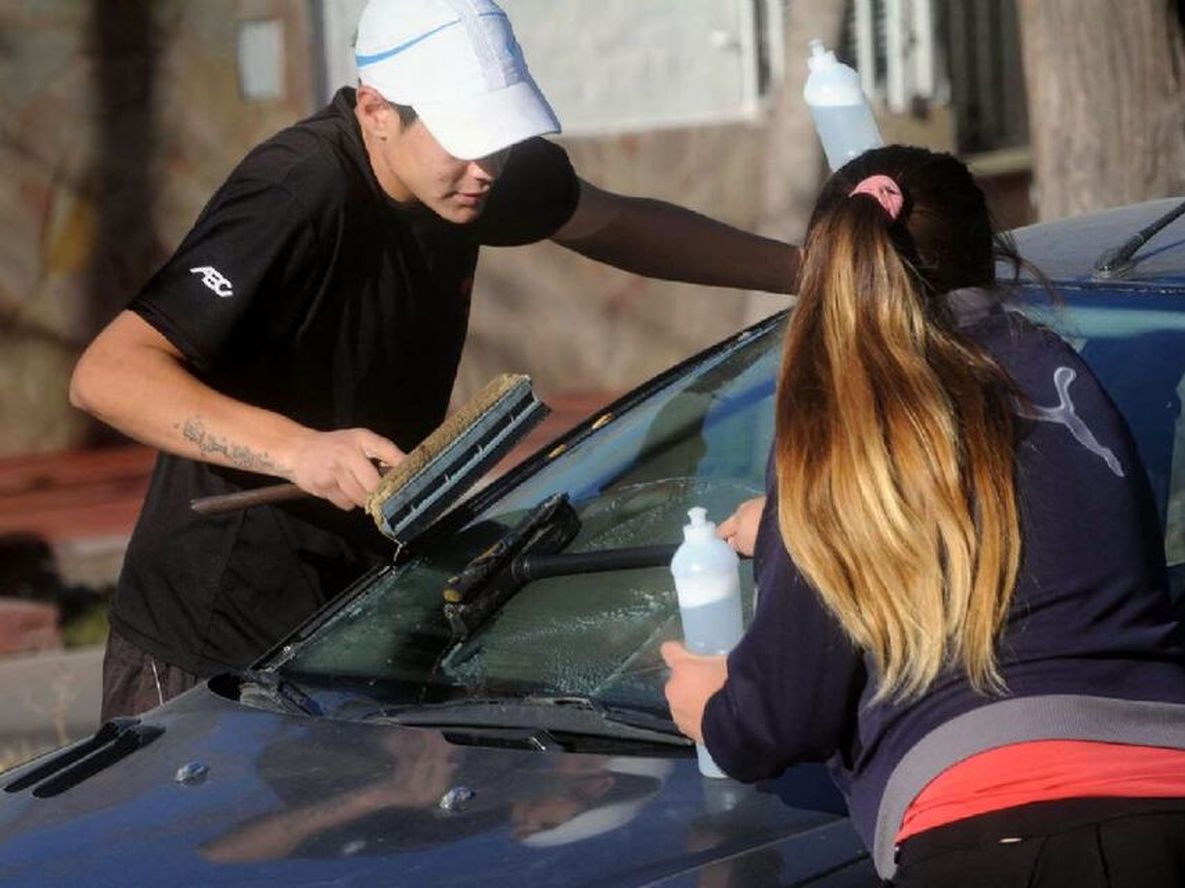 Quienes trabajan en prevención del trabajo infantil ven que más chicos se dedican limpiar vidrios. | Foto: Los Andes