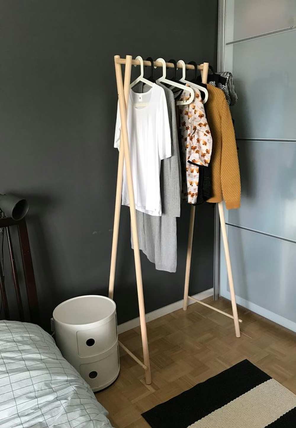 Perchero de pared para el recibidor con palo de escoba