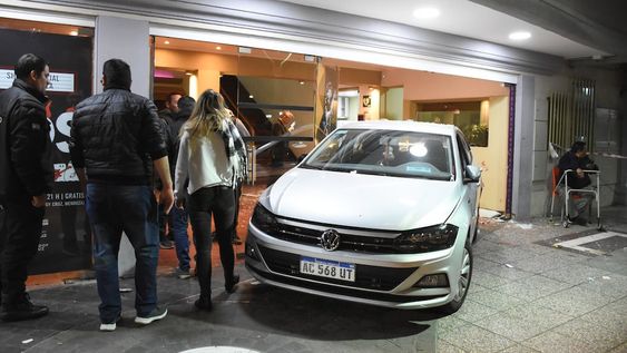 Un conductor perdió el control de su auto, se incrustó en el Teatro Plaza y atropelló a 23 personas: 15 internados y 3 graves.Foto: Mariana Villa / Los Andes