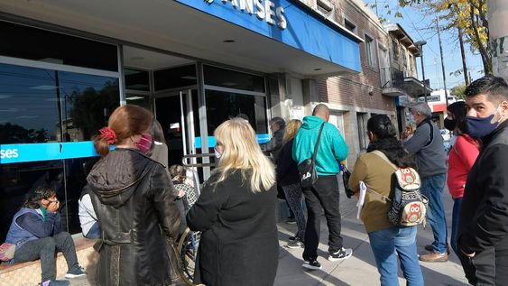 Una trabajadora o trabajador que tiene un ingreso registrado de $46.656 con dos hijas o hijos a cargo, que hoy percibe con las asignaciones $56.782, pasará a cobrar en octubre $66.908 (más del 18% de aumento del salario). Foto Orlando Pelichotti / Los Andes